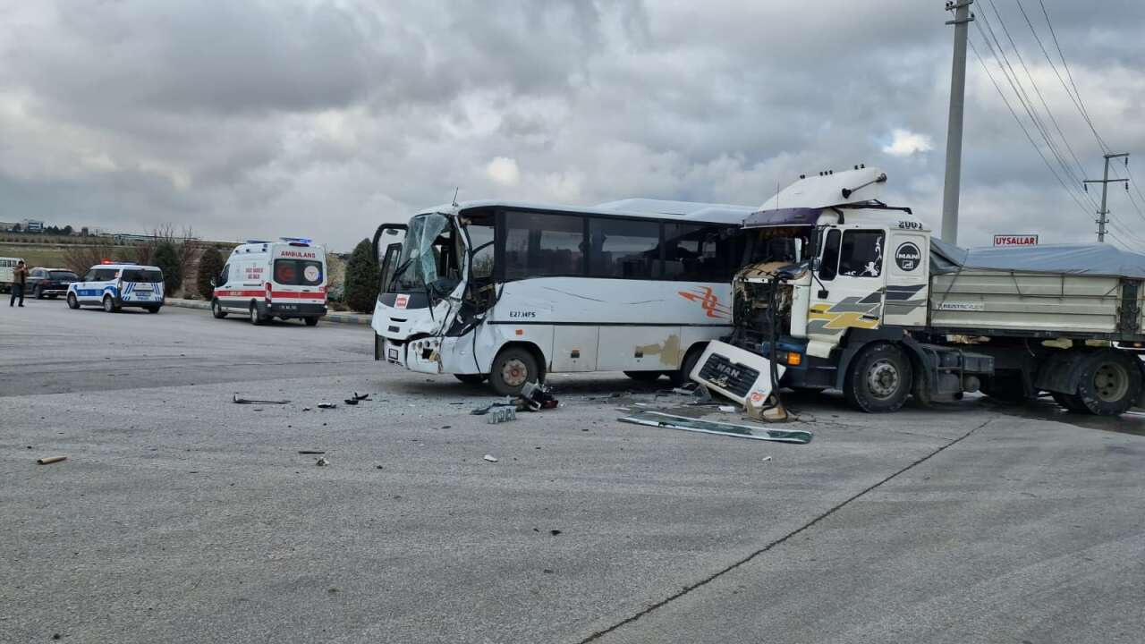 Karaman’da işçi servisi TIR’la çarpıştı! Çok sayıda yaralı var 2